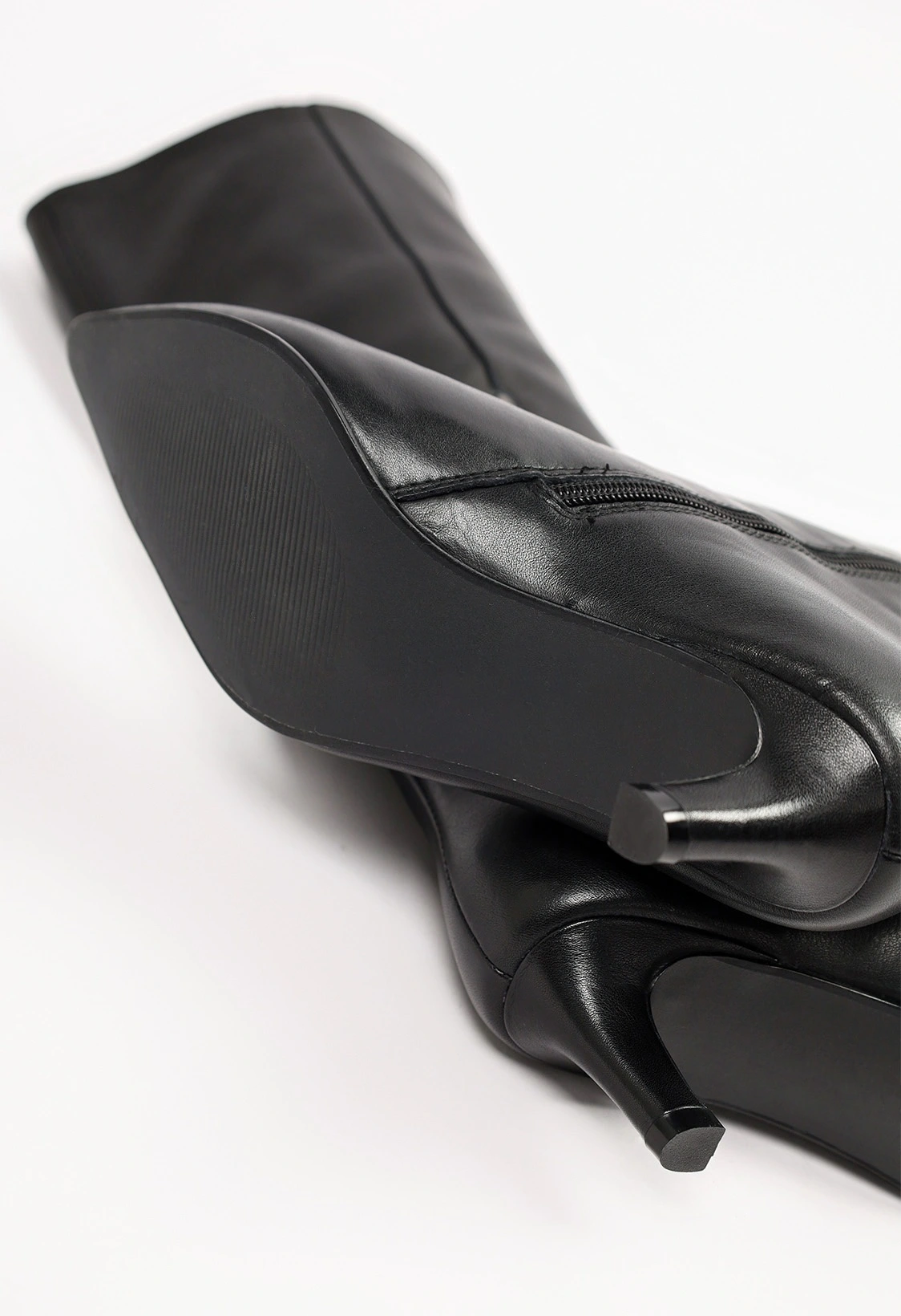 Сапоги черного цвета на среднем каблуке